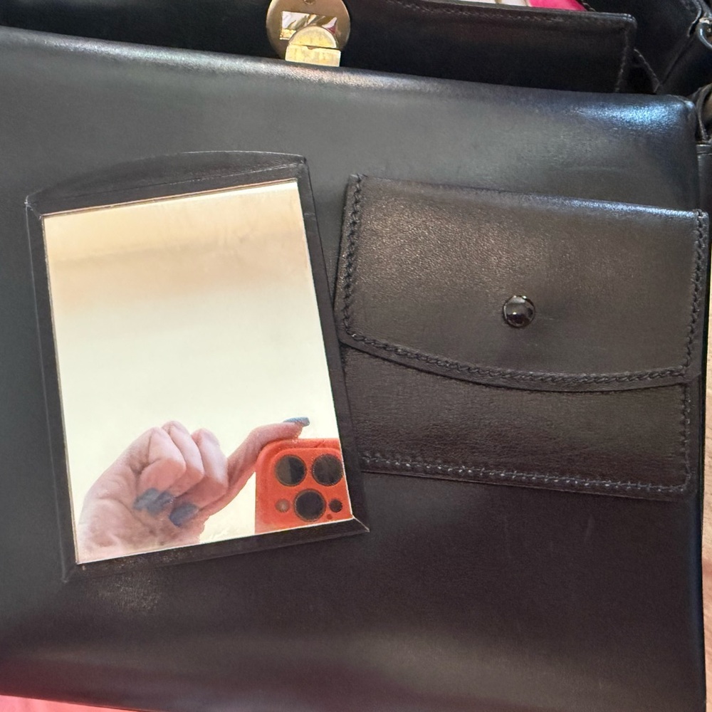 Elegant VINTAGE Gucci Black Leather Handbag. EUC mirror and pouch COA - Picture 14 of 14